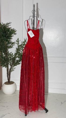 فستان أحمر طويل بدون أكمام مزين بالشك – تصميم مبهر...