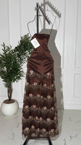 فستان بني شانطون طويل فاخر مزين بتل مطرز لامع للسه...