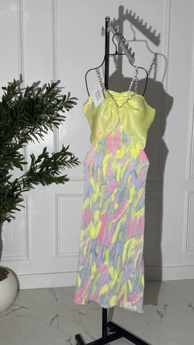 فستان ترتر ملون مع اورقنزا اصفر