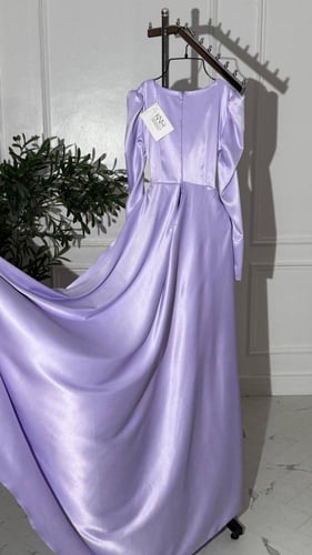 فستان بنفسجي تفته فاخر بورود وذيل