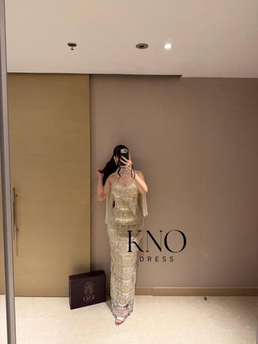 فستان بيج بخامة هدب أنيقة مع شال جورجيت خفيف لإطلا...