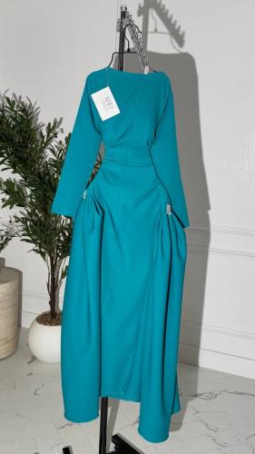 فستان ساده ناعم بتفاصيل جانبيه مع اكمام