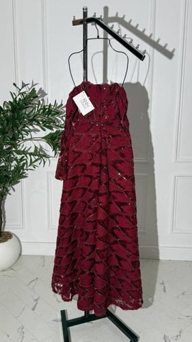 فستان سهرة خمري كلفة دانتيل تل بأكمام طويلة