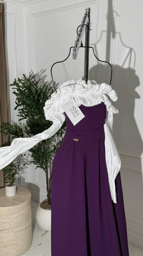 فستان بنفسجي غامق بتصميم اكتاف مكشوفة