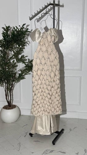 فستان سهرة بيج بكلفة تل مورد مع تطريز