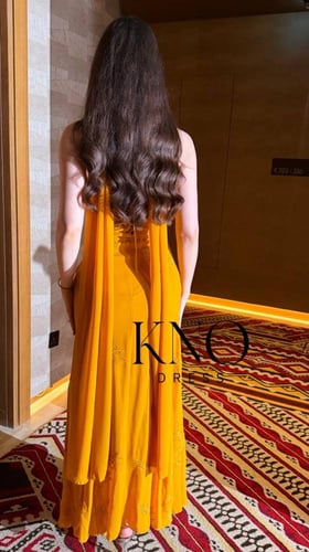 فستان سهرة ذهبي جورجيت مطرز فاخر بتصميم انسيابي جذ...