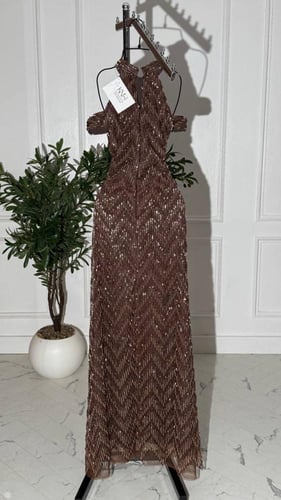 فستان شك بني طويل فاخر بتصميم أنيق وجذاب