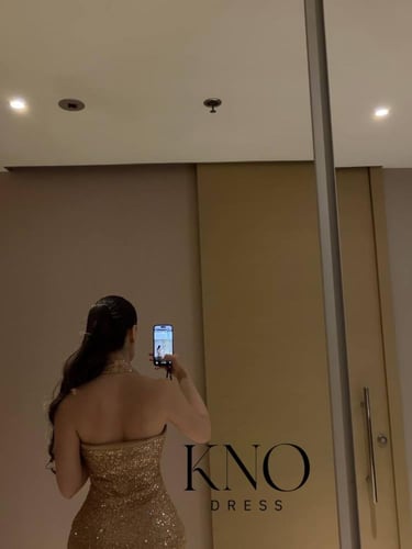 فستان ذهبي استرتش مزين بترتر وكردانة فاخرة بإطلالة...