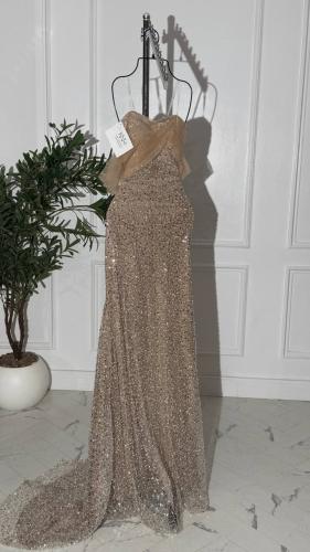 فستان سهرة طويل بتصميم تراتي كردانه مع تل أنيق