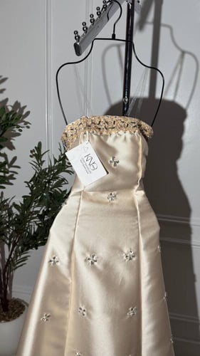 فستان سهرة بقماش ميكادو بتطريز