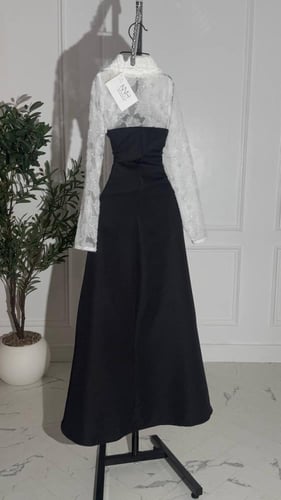 فستان اسود مع ورود باللون الابيض