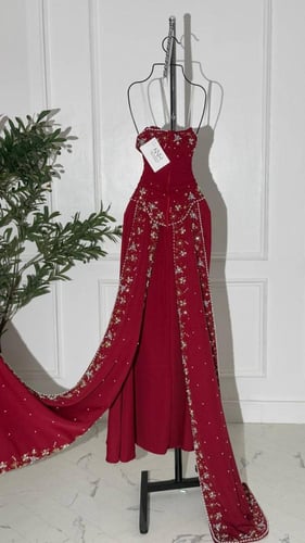 فستان سهرة عودي طويل بذيل خلفي مطرز ناعم