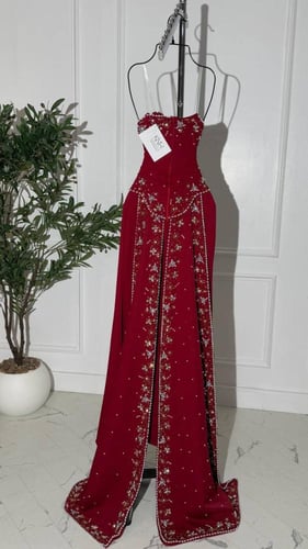 فستان سهرة عودي طويل بذيل خلفي مطرز ناعم