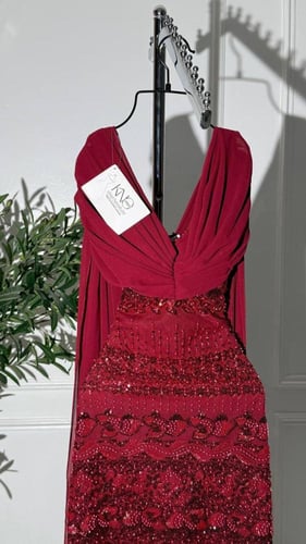 فستان جورجيت أحمر مزين بشك أنيق ولمسة راقية