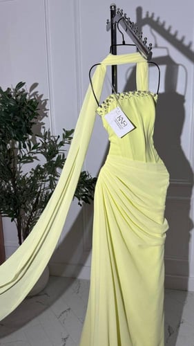 فستان اصفر ناعم خفيف وطويل من خامة جورجيت مع تطريز...