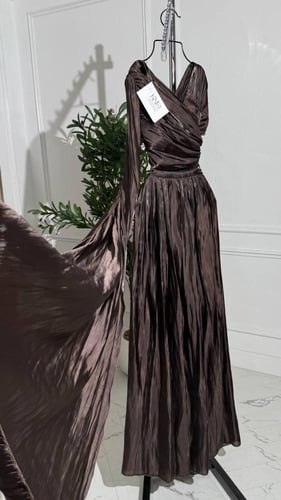 فستان بأكمام غير متماثلة باللون البني