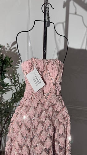 فستان سهرة طويل ب تل مطرز بدون اكمام