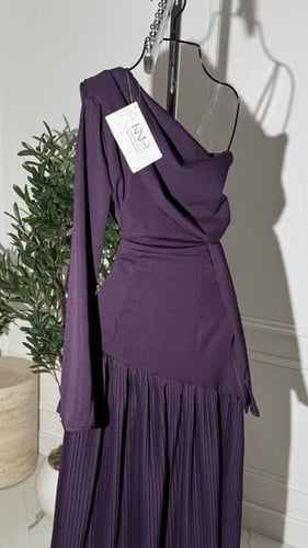 فستان بنفسجي داكن بكسرات من الاسفل