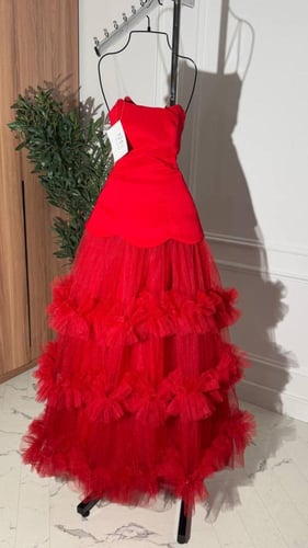 فستان سهرة احمر مع تل منفوش