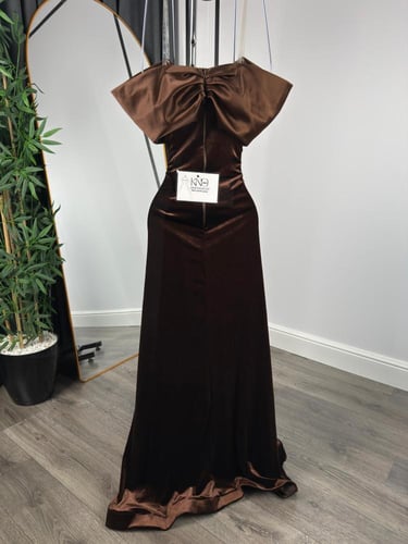 فستان سهرة بني مخملي بتصميم ضيق وأكتاف ناعمة