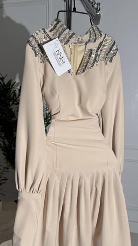 فستان انيق بتطريز مع فتحة بالصدر