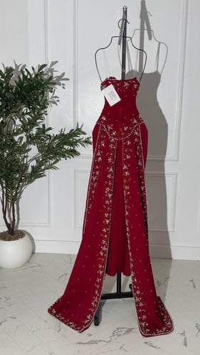 فستان سهرة عودي طويل بذيل خلفي مطرز ناعم