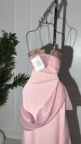 فستان سهرة بتطريز خاص بقماش باربي