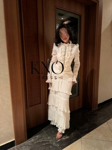 فستان ابيض طويل بأكمام مع كريستال