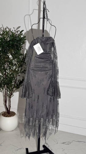 فستان رمادي داكن بقماش الدانتيل