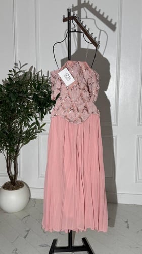 فستان وردي طويل مطرز بالشك الفاخر مع تنورة جورجيت...