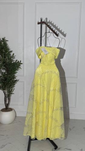 فستان سهرة أصفر كلوش بتطريز ورود لامعة فخم