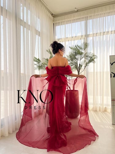 فستان سهرة احمر مطرز بذيل