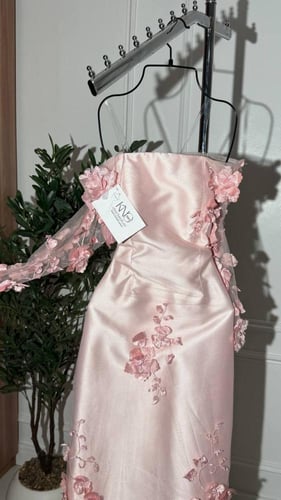 فستان طويل ضيق مزين بالورد