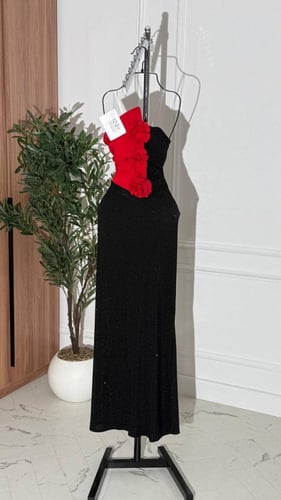 فستان اسود لامع مع ورود حمراء