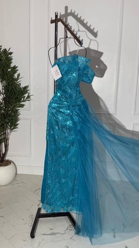 فستان سهرة فيروزي طويل مع ذيل جانبي