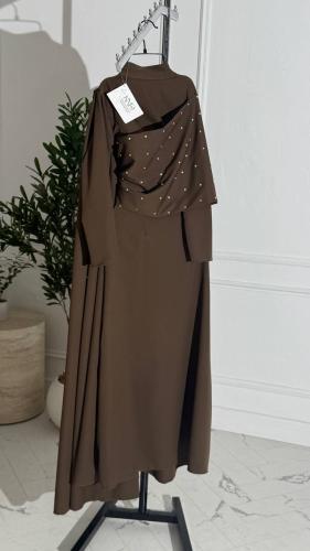 فستان برقبه مرتفعه وتطريز ناعم