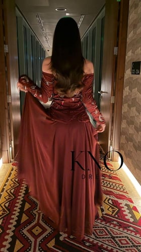 فستان بايزي مطرز يدوياً بجورجيت مبطن لإطلالة أنيقة