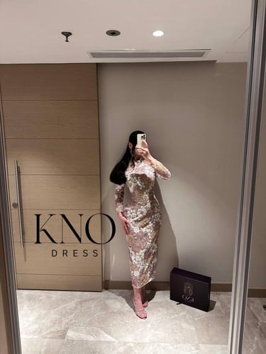 فستان فاخر طويل مزدان بورود ترتر خاص لامع للسهرات...