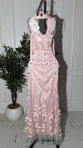 فستان خامة ورود ناعمة مع تفته فاخرة تعطيه حجم خفيف...