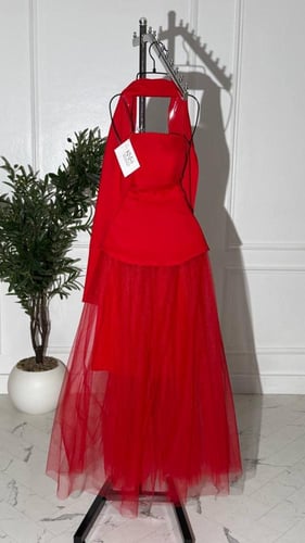 فستان باربي مع تل أحمر أنيق، يمنحك حضوراً آسراً وج...