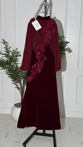 فستان جورجيت بوليسية مع جوخ مزين بورود بارزة يمنح...