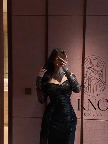 فستان دانتيل أسود فاخر بلمعة أنيقة لإطلالة مسائية...