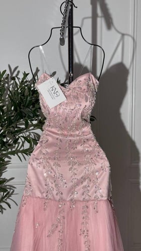 فستان تل أنيق مزين بتفاصيل شك لامعة