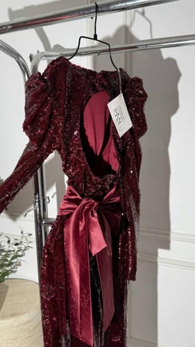 فستان نرجس ترتر خمري طويل بأكمام طويلة