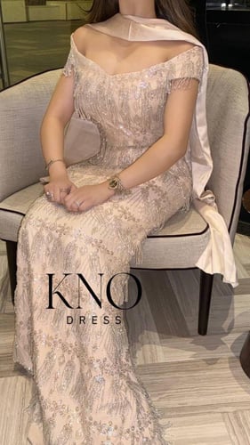 فستان تفته ضيق لون بيج مع شك فاخر مبطن و شال ساتان...