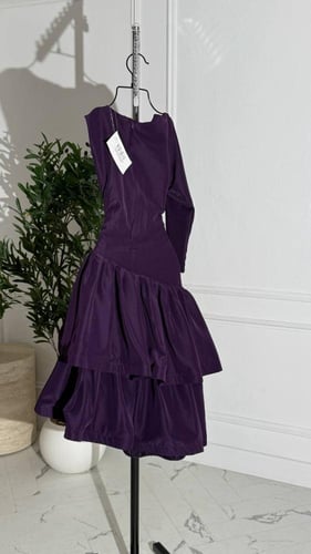 فستان ميدي بنفسجي كم طويل وقصة غير متناسقة