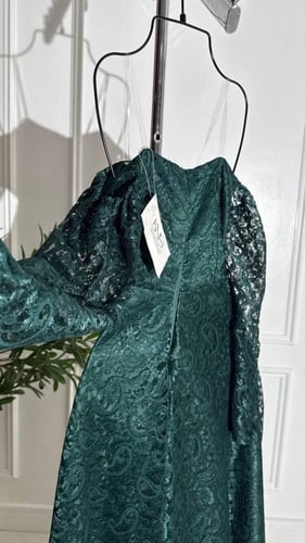 فستان زيتي دانتيل بأكمام منسدلة – أناقة ناعمة بلون...