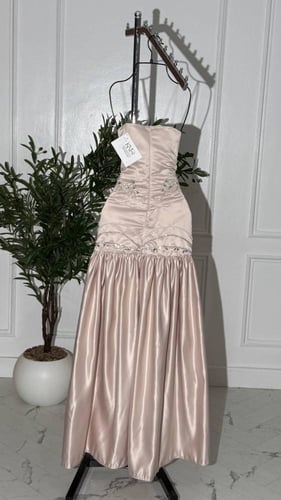 فستان بيج ساتان مطرز بتفاصيل فاخرة أنيقة