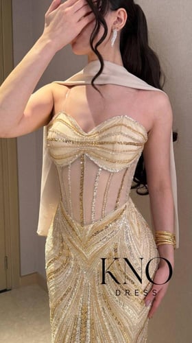 فستان شك ذهبي فاخر خاص مع شال جورجيت ناعم بإطلالة...