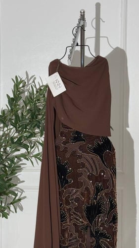 فستان الخامة مخمل مع شك فاخر ولمسات جورجيت تضيف نع...